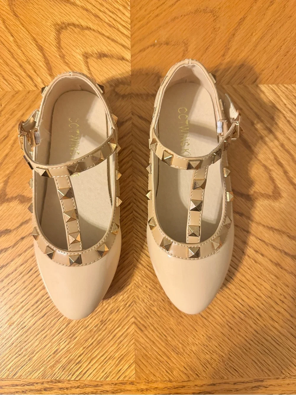 CCTWINS Kids Gold Studded T-Strap Patent Dress Shoes - Nude/Beige